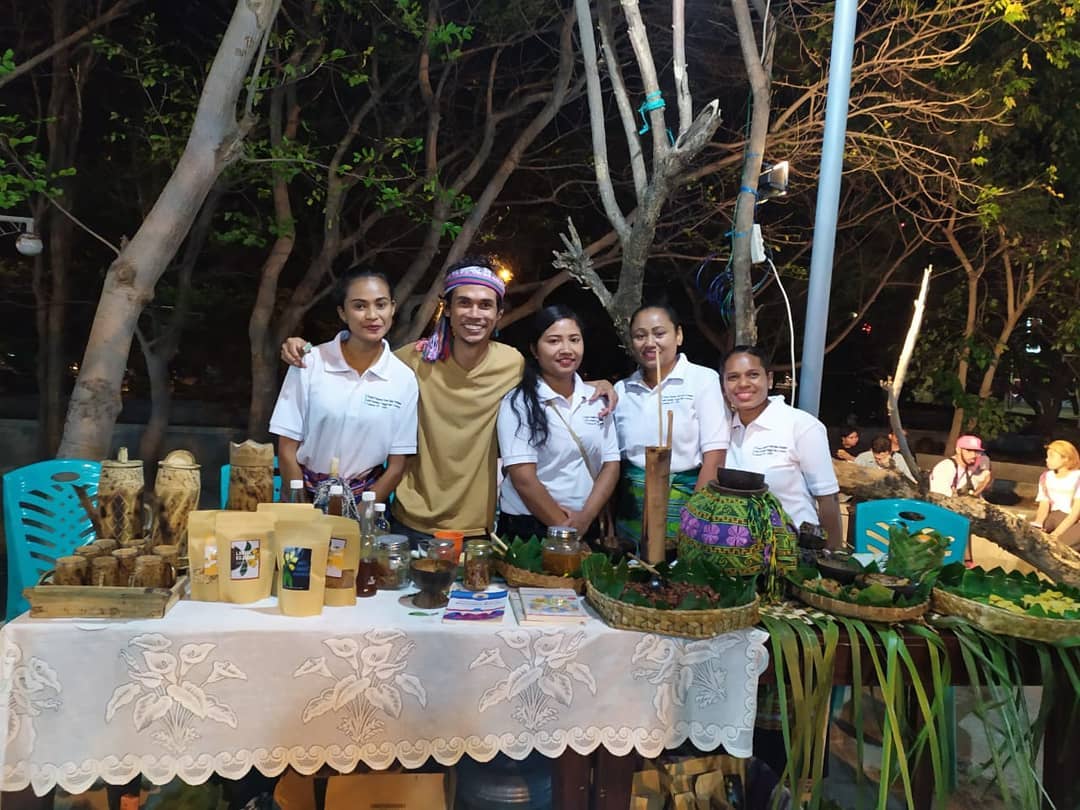 Maju dan sukses nggak harus di ibukota dan kota besar. Kita juga bisa sukses dengan membesarkan kampung sendiri.